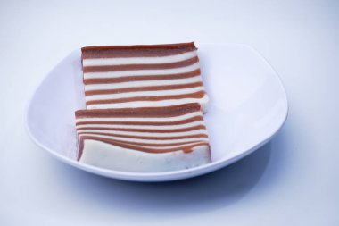 Un ve diğer malzemelerden yapılmış pazar kekleri lapis kekleri olarak adlandırılır.