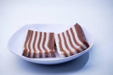 Un ve diğer malzemelerden yapılmış pazar kekleri lapis kekleri olarak adlandırılır.