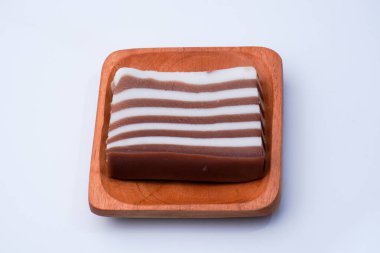 Un ve diğer malzemelerden yapılmış pazar kekleri lapis kekleri olarak adlandırılır.