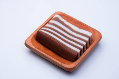 Un ve diğer malzemelerden yapılmış pazar kekleri lapis kekleri olarak adlandırılır.