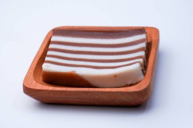 Un ve diğer malzemelerden yapılmış pazar kekleri lapis kekleri olarak adlandırılır.