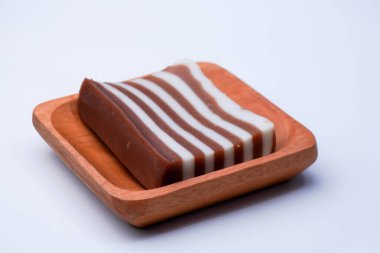 Un ve diğer malzemelerden yapılmış pazar kekleri lapis kekleri olarak adlandırılır.