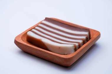 Un ve diğer malzemelerden yapılmış pazar kekleri lapis kekleri olarak adlandırılır.