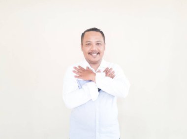 Beyaz arka planda beyaz gömlekli Asyalı erkek insan ifadesi