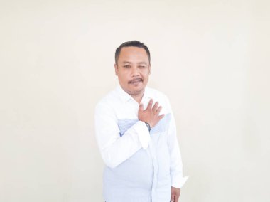 Beyaz arka planda beyaz gömlekli Asyalı erkek insan ifadesi