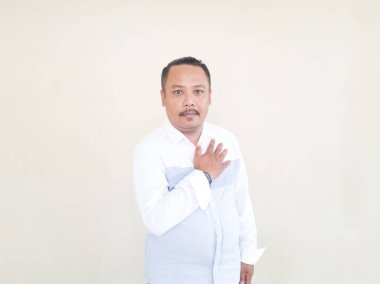 Beyaz arka planda beyaz gömlekli Asyalı erkek insan ifadesi