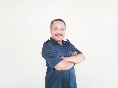 Beyaz arka planda mavi üniformalı Asyalı adamın ifadesi