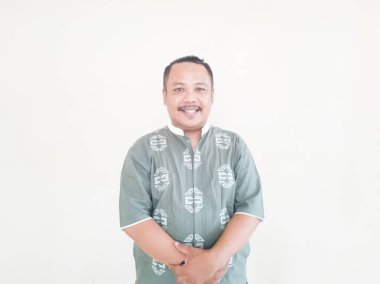 Beyaz arka planda gri kıyafetler giyen, kahverengi tenli Asyalı bir adamın ifadesi.