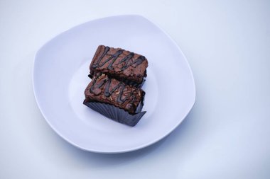 Pazar atıştırmalıklarına un ve kare şeklindeki diğer malzemelerden çikolatalı brownie denir.