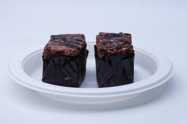 Pazar atıştırmalıklarına un ve kare şeklindeki diğer malzemelerden çikolatalı brownie denir.