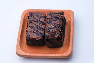 Pazar atıştırmalıklarına un ve kare şeklindeki diğer malzemelerden çikolatalı brownie denir.