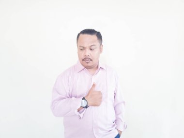 Kahverengi tenli Asyalı bir adam. Pembe gömlekli, beyaz arka planlı.