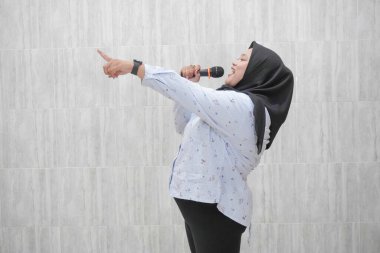 Beyaz desenli gömlek giyen Asyalı bir Endonezyalı kadının mutlu ifadesi.