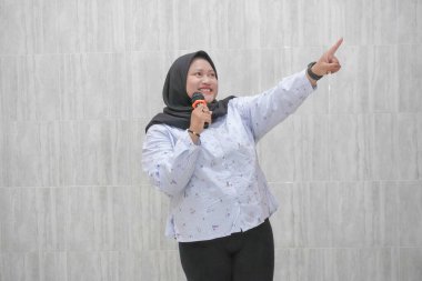 Beyaz desenli gömlek giyen Asyalı bir Endonezyalı kadının mutlu ifadesi.