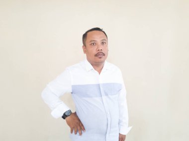 Beyaz arka planda beyaz gömlekli Asyalı erkek insan ifadesi