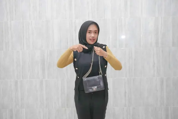 Uitdrukking Van Een Aziatische Indonesische Vrouw Met Een Zwarte Hijab — Stockfoto
