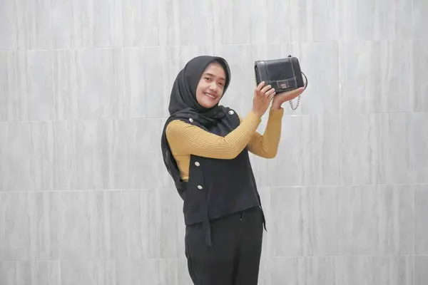 Vyjádření Asijské Indonéské Ženy Černém Hidžábu Žlutými Rukávy — Stock fotografie