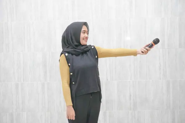 Expression Une Indonésienne Asiatique Portant Hijab Noir Manches Jaunes — Photo