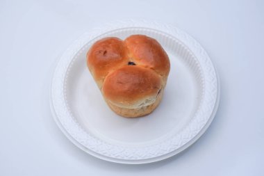 Beyaz arka planda reçelle dolu pazar atıştırmalığı.