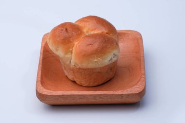 Beyaz arka planda reçelle dolu pazar atıştırmalığı.