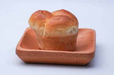 Beyaz arka planda reçelle dolu pazar atıştırmalığı.