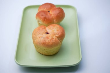 Beyaz arka planda reçelle dolu pazar atıştırmalığı.