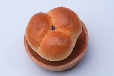 Beyaz arka planda reçelle dolu pazar atıştırmalığı.