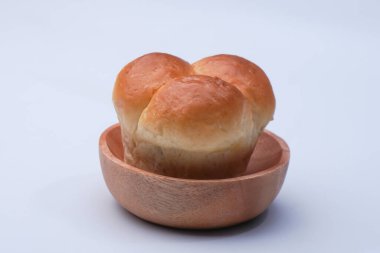 Beyaz arka planda reçelle dolu pazar atıştırmalığı.