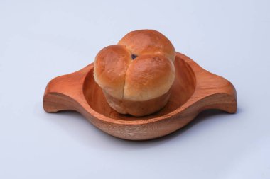 Beyaz arka planda reçelle dolu pazar atıştırmalığı.