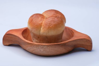 Beyaz arka planda reçelle dolu pazar atıştırmalığı.