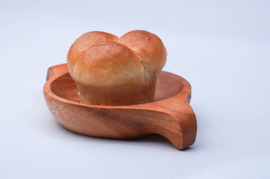 Beyaz arka planda reçelle dolu pazar atıştırmalığı.