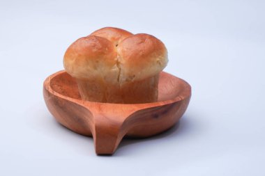 Beyaz arka planda reçelle dolu pazar atıştırmalığı.