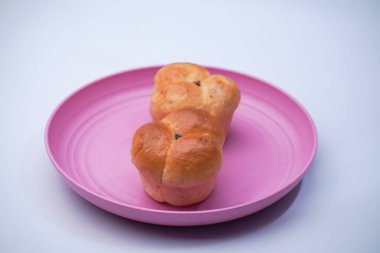 Beyaz arka planda reçelle dolu pazar atıştırmalığı.