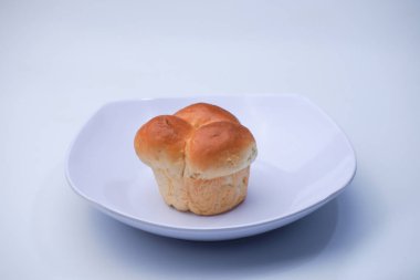 Beyaz arka planda reçelle dolu pazar atıştırmalığı.