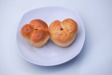 Beyaz arka planda reçelle dolu pazar atıştırmalığı.