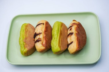 Un ve diğer malzemelerden yapılmış pazar atıştırmalıklarına kusmuk keki deniyor.