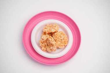 Yuvarlak yapışkan pirinçten yapılan tuzlu krakerlere rengginang denir.