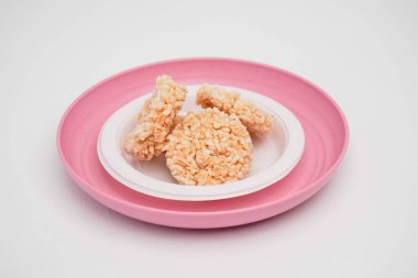 Yuvarlak yapışkan pirinçten yapılan tuzlu krakerlere rengginang denir.