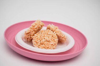 Yuvarlak yapışkan pirinçten yapılan tuzlu krakerlere rengginang denir.