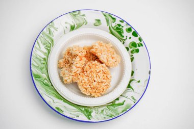 Yuvarlak yapışkan pirinçten yapılan tuzlu krakerlere rengginang denir.