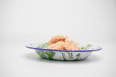 Yuvarlak yapışkan pirinçten yapılan tuzlu krakerlere rengginang denir.