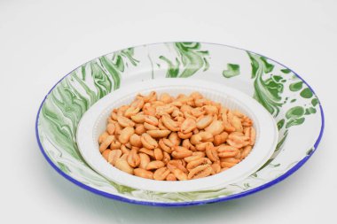 Beyaz arka planda konteynırda kızartılmış orijinal soğan fasulyesi.