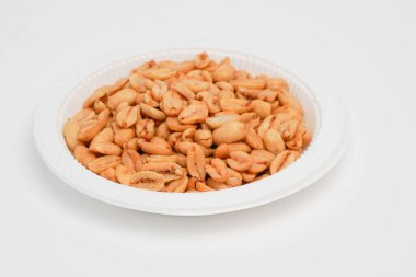 Beyaz arka planda konteynırda kızartılmış orijinal soğan fasulyesi.