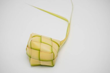 Ketupat lontong 'un temel bileşeni hindistan cevizi yapraklarından yapılır.