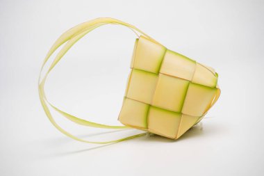 Ketupat lontong 'un temel bileşeni hindistan cevizi yapraklarından yapılır.