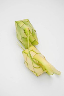 Ketupat lontong 'un temel bileşeni hindistan cevizi yapraklarından yapılır.