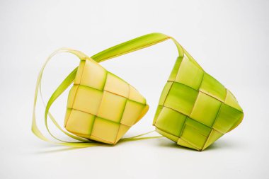 Ketupat lontong 'un temel bileşeni hindistan cevizi yapraklarından yapılır.