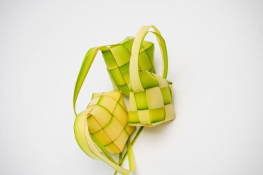 Ketupat lontong 'un temel bileşeni hindistan cevizi yapraklarından yapılır.