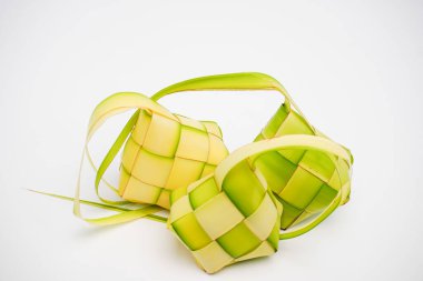 Ketupat lontong 'un temel bileşeni hindistan cevizi yapraklarından yapılır.