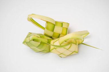 Ketupat lontong 'un temel bileşeni hindistan cevizi yapraklarından yapılır.
